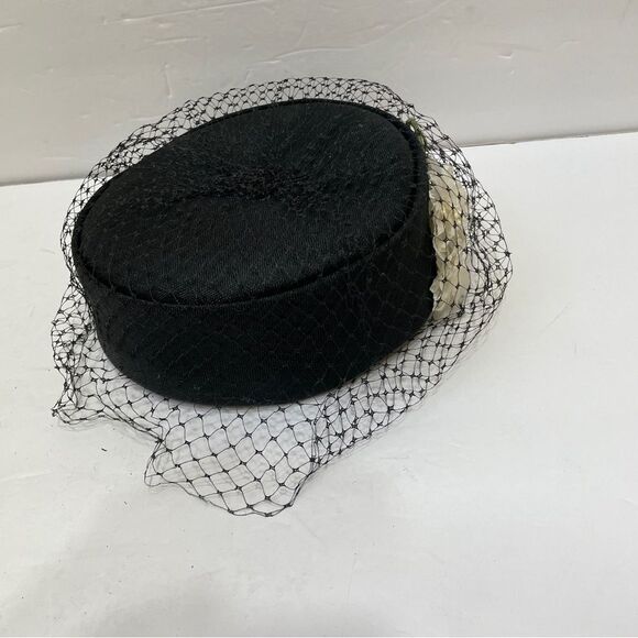 VINTAGE 1950-60s BLACK PILLBOX HAT WITH VEIL AND FLOWERS - Picture 7 of 8